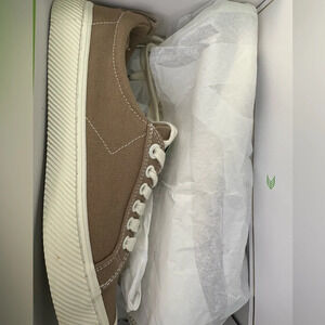 Sand contrast Cariuma canvas